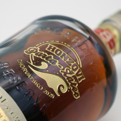 Hloubkové pískovaní a barvení skla