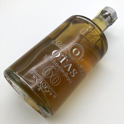 Hloubkové pískovaní a barvení skla